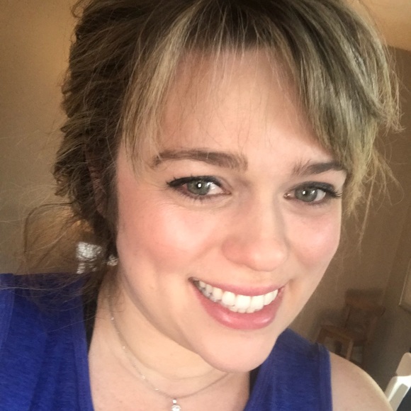 Meet your Posher, Lindsey - Picture 2 of 4